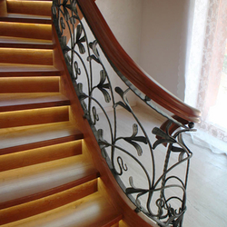 Einzigartiges Wendelgeländer im Interieur - Holz und Eisen Einzigartiges Wendelgeländer im Interieur - Holz und Eisen