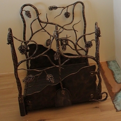 Kunstvolle Holztrage, geschmiedet als Kiefer – luxuriöse, geschmiedete Kaminholztrage Kunstvolle Holztrage, geschmiedet als Kiefer – luxuriöse, geschmiedete Kaminholztrage