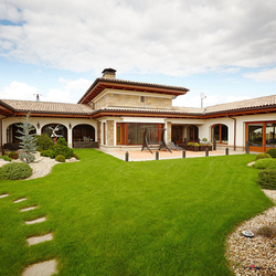 Schmiedeeiserne Details, die zur Gesamtarchitektur passen Schmiedeeiserne Details, die zur Gesamtarchitektur passen