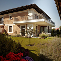 Geschmiedetes Außengeländer - Gesamtansicht auf ein Einfamilienhaus Geschmiedetes Außengeländer - Gesamtansicht auf ein Einfamilienhaus