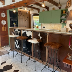 Handgeschmiedete Barhocker mit Sitzflächen aus Rindsleder Handgeschmiedete Barhocker mit Sitzflächen aus Rindsleder