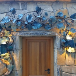 Rebenlicht, entworfen und handgefertigt im Kunstschmiedewerkstatt UKOVMI für einen Weinkeller Rebenlicht, entworfen und handgefertigt im Kunstschmiedewerkstatt UKOVMI für einen Weinkeller