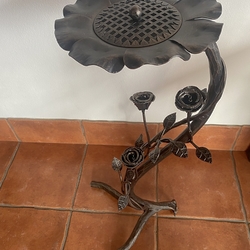 Luxuriöser Aschenbecher, handgeschmiedet als Rosenstrauch – ein exklusives Geschenk Luxuriöser Aschenbecher, handgeschmiedet als Rosenstrauch – ein exklusives Geschenk