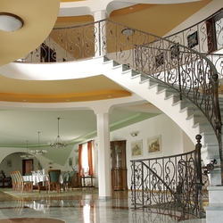 Qualitätsdesigngeländer, hergestellt im Atelier der Kunstschmiede UKOVMI Qualitätsdesigngeländer, hergestellt im Atelier der Kunstschmiede UKOVMI