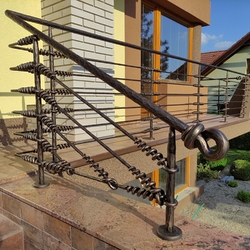 Modernes handgeschmiedetes Geländer, hergestellt für ein Einfamilienhaus in der Westslowakei Modernes handgeschmiedetes Geländer, hergestellt für ein Einfamilienhaus in der Westslowakei