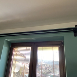 Geschmiedete 2-läufige Gardinenleisten in schwarzer Farbe in der Halle eines Familienhauses Geschmiedete 2-läufige Gardinenleisten in schwarzer Farbe in der Halle eines Familienhauses