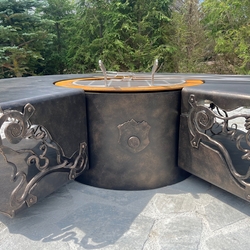 Handgefertigter Feuerplatz mit Grill und Holzaufbewahrungsraum Handgefertigter Feuerplatz mit Grill und Holzaufbewahrungsraum