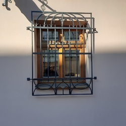 Preklad do nemèiny: Restaurierung eines historischen Gitters an einem Fenster eines historischen Gebäudes im Zentrum von Prešov Preklad do nemèiny: Restaurierung eines historischen Gitters an einem Fenster eines historischen Gebäudes im Zentrum von Prešov