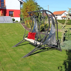 Luxuriöse schmiedeeiserne Schaukel mit einem Hauch von Futurismus - moderne Gartenschaukel Luxuriöse schmiedeeiserne Schaukel mit einem Hauch von Futurismus - moderne Gartenschaukel