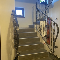 Innengeländer mit Motiv CRAZY auf der Treppe eines mehrstöckigen Hauses Innengeländer mit Motiv CRAZY auf der Treppe eines mehrstöckigen Hauses
