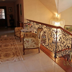 Schmiedeeisernes Geländer mit Handlauf aus Holz Schmiedeeisernes Geländer mit Handlauf aus Holz