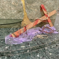 Geschmiedete Kette und Nägel, die die Kreuzigung Jesu in der Kirche der Königin des Friedens in der Slowakei symbolisieren Geschmiedete Kette und Nägel, die die Kreuzigung Jesu in der Kirche der Königin des Friedens in der Slowakei symbolisieren