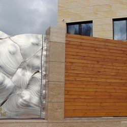 Gartentor aus geschliffenem und getriebenem Edelstahl – luxuriöses modernes Tor Gartentor aus geschliffenem und getriebenem Edelstahl – luxuriöses modernes Tor