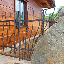 Geschmiedete Umzäunung „urwüchsig“ - zeitloses Design Geschmiedete Umzäunung „urwüchsig“ - zeitloses Design