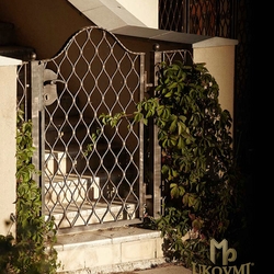 Schmiedeeiserne Pforte – Wellen – Pforte an einem Einfamilienhaus Schmiedeeiserne Pforte – Wellen – Pforte an einem Einfamilienhaus