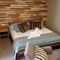 Modernes Metallbett für eine Pension Modernes Metallbett für eine Pension