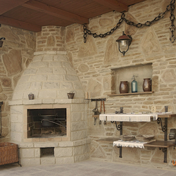 Schmiedeeisernes Zubehör als ganzes Sortiment für eine Gartenlaube Schmiedeeisernes Zubehör als ganzes Sortiment für eine Gartenlaube