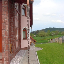 Schmiedeeiserne Regenkette als Fallrohr Schmiedeeiserne Regenkette als Fallrohr