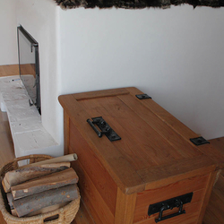 Schmiedeeiserne Beschläge an einer Holztruhe Schmiedeeiserne Beschläge an einer Holztruhe