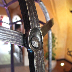 Schmiedeeiserne kuppelförmige Brunnenhaube – Spinnwebe – Detailansicht Schmiedeeiserne kuppelförmige Brunnenhaube – Spinnwebe – Detailansicht