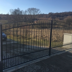 Geschmiedetes Tor mit Qualitätsgarantie – einfaches Design Geschmiedetes Tor mit Qualitätsgarantie – einfaches Design