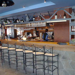 Moderne Traverse in einer Bar Moderne Traverse in einer Bar