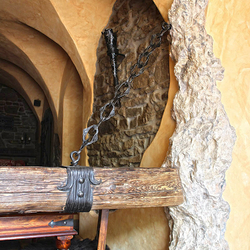 Kunstvoll geschmiedete Halterung für einen Balken Kunstvoll geschmiedete Halterung für einen Balken