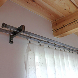 Schmiedeeiserne, zweiläufige Gardinenenstange – Detail – geschmiedete Möbel Schmiedeeiserne, zweiläufige Gardinenenstange – Detail – geschmiedete Möbel