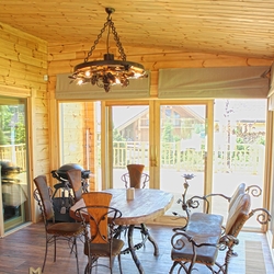 Schmiedeeiserner Tisch und Stühle für Anspruchsvolle – eine Kombination aus Metall, Leder und Holz Schmiedeeiserner Tisch und Stühle für Anspruchsvolle – eine Kombination aus Metall, Leder und Holz