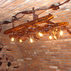 Luxuskronleuchter, als Weinrebe in eine Leiter geschmiedet – Hängeleuchter für Hütten, Weinkeller, überdachte Terrassen, usw Luxuskronleuchter, als Weinrebe in eine Leiter geschmiedet – Hängeleuchter für Hütten, Weinkeller, überdachte Terrassen, usw