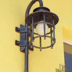 Schmiedeeiserne Wandlampe KLASSIK – Luxus-Außenleuchte – Gartenwandleuchte mit dem UKOVMI-Logo Schmiedeeiserne Wandlampe KLASSIK – Luxus-Außenleuchte – Gartenwandleuchte mit dem UKOVMI-Logo