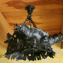 Leuchte in Form eines Eichenstumpfs – ein luxuriöser Innenkronleuchter für Berghütten oder für Räume in ländlichem Stil Leuchte in Form eines Eichenstumpfs – ein luxuriöser Innenkronleuchter für Berghütten oder für Räume in ländlichem Stil