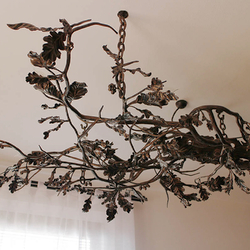 Handgeschmiedete Leuchte inspiriert von der Natur