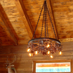 Handgeschmiedeter Kronleuchter – Rad und Weinrebe – HAPPY END, Skigebiet Jasná – außergewöhnliche Innenleuchten Handgeschmiedeter Kronleuchter – Rad und Weinrebe – HAPPY END, Skigebiet Jasná – außergewöhnliche Innenleuchten