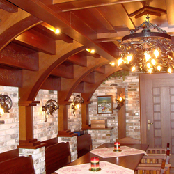 Beleuchtung für Weinkeller – Exklusiver Kronleuchter mit den Motiv einer Weintraube, geschmiedet in ein Wagenrad – Innenleuchte Beleuchtung für Weinkeller – Exklusiver Kronleuchter mit den Motiv einer Weintraube, geschmiedet in ein Wagenrad – Innenleuchte