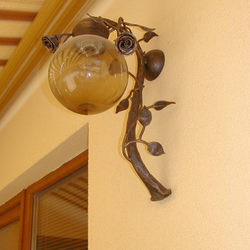 Romantische Wandlampe für Terrassen – rustikale Lampe mit eingeflochtenen Rosen – handgeschmiedete Wandleuchte mit Glas Romantische Wandlampe für Terrassen – rustikale Lampe mit eingeflochtenen Rosen – handgeschmiedete Wandleuchte mit Glas