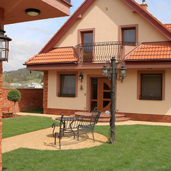 Schmiedeeiserne Leuchten passen perfekt zum Exterieur – Außenleuchte – Gartenstandlampe mit drei Laternen Schmiedeeiserne Leuchten passen perfekt zum Exterieur – Außenleuchte – Gartenstandlampe mit drei Laternen