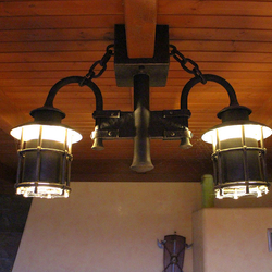 Schmiedeeiserne Leuchten in einer Laube – geschmiedeter Kronleuchter – Luxusleuchte Schmiedeeiserne Leuchten in einer Laube – geschmiedeter Kronleuchter – Luxusleuchte