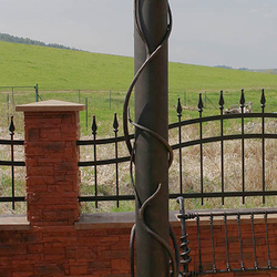 Gartenlampe – Detail – handgeschmiedete Lampe – Luxusaußenlampe im Garten eines Einfamilienhauses Gartenlampe – Detail – handgeschmiedete Lampe – Luxusaußenlampe im Garten eines Einfamilienhauses