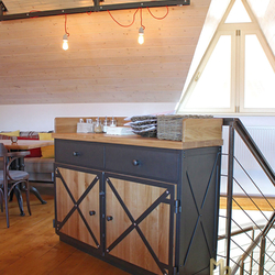 Moderner Metallschrank, Kombination aus Holz und Metall – schmiedeeiserne Möbel Moderner Metallschrank, Kombination aus Holz und Metall – schmiedeeiserne Möbel