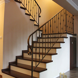 Schmiedeeisernes Geländer - einfaches Geländer in einem Einfamilienhaus Schmiedeeisernes Geländer - einfaches Geländer in einem Einfamilienhaus