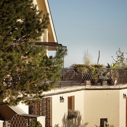 Bogenförmiges schmiedeeisernes Terrassengeländer Bogenförmiges schmiedeeisernes Terrassengeländer