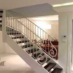 Elfenbeinfarbenes schmiedeeisernes Geländer Elfenbeinfarbenes schmiedeeisernes Geländer