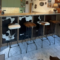 Maßgefertigte Barhocker für die Küche – Designmöbel Maßgefertigte Barhocker für die Küche – Designmöbel