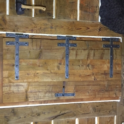 Vintage-Tren mit handgeschmiedetem Trgriff und Zubehr