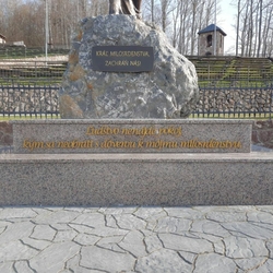 Geschmiedete Inschriften in goldener Farbe an der Wallfahrtsstätte Butkov Geschmiedete Inschriften in goldener Farbe an der Wallfahrtsstätte Butkov