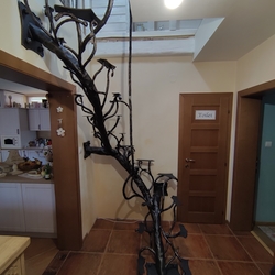 Montage der handgeschmiedeten Treppe in einem Einfamilienhaus im Osten der Slowakei Montage der handgeschmiedeten Treppe in einem Einfamilienhaus im Osten der Slowakei