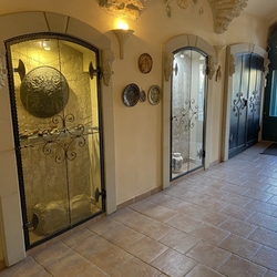 Gesamtansicht des Innenraums eines historischen Gebäudes aus dem 15. Jahrhundert – Schmiedearbeiten von UKOVMI Gesamtansicht des Innenraums eines historischen Gebäudes aus dem 15. Jahrhundert – Schmiedearbeiten von UKOVMI