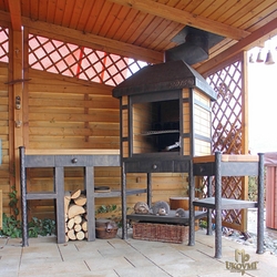 Schmiedeeiserner Kamin in einer Laube Schmiedeeiserner Kamin in einer Laube