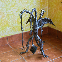 Kaminofenbesteck – mittelalterlicher dreiköpfiger Drache – geschmiedetes Kaminbesteck wie aus einem Märchen Kaminofenbesteck – mittelalterlicher dreiköpfiger Drache – geschmiedetes Kaminbesteck wie aus einem Märchen